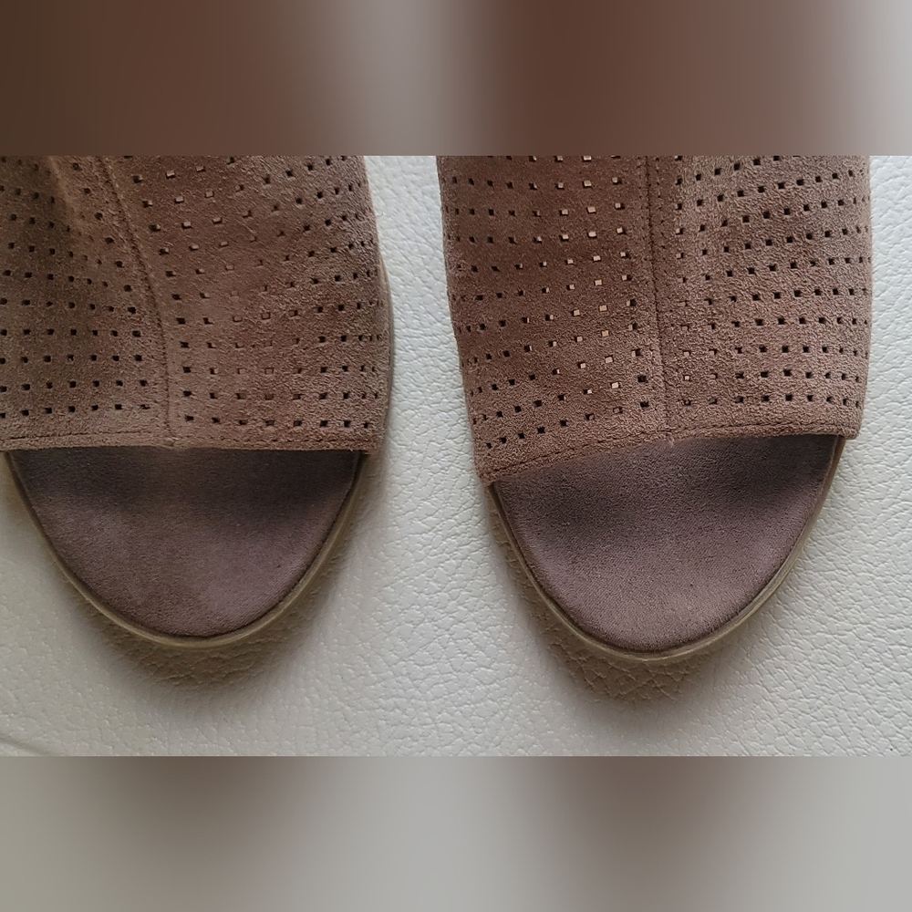 Franco Sarto Harlet 2 Suede Perforated Block Peep Toe Sandals Wms 8M - Picture 9 of 11